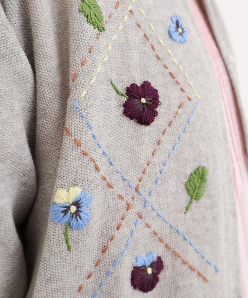 l'atelier du savon(アトリエドサボン)の「パンジーのお花 ハンド刺繍カーディガン(カーディガン/ボレロ・レディース・グレー/グリーン/イエロー・FREE)」の4枚目の写真