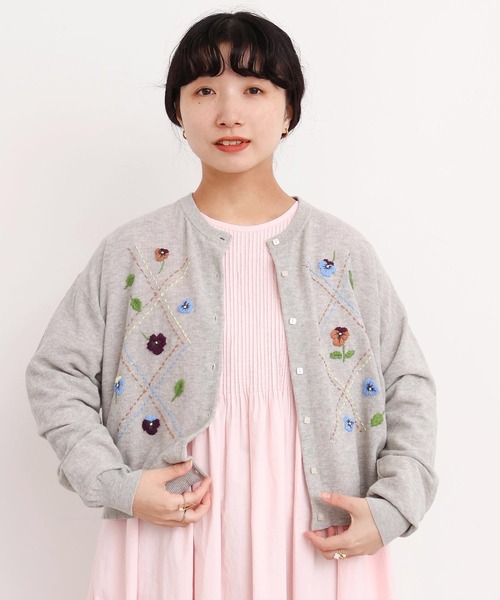 l'atelier du savon(アトリエドサボン)の「パンジーのお花 ハンド刺繍カーディガン(カーディガン/ボレロ・レディース・グレー/グリーン/イエロー・FREE)」の5枚目の写真