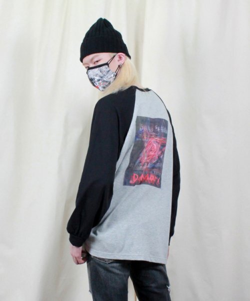 DEMARC(ドゥマーク)の「メンズレディースバックグラフィック配色ラグラン長袖Tシャツグレー(Tシャツ/カットソー・メンズ・その他・MEDIUM/LARGE)」の2枚目の写真