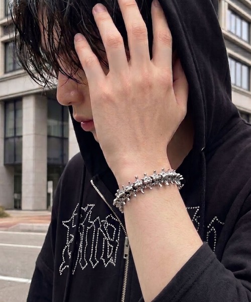 SPINNS(スピンズ)の「アンティークシルバーボリュームブレスレット/スケール/ユニセックス(ブレスレット・メンズ・シルバー・ONESIZE)」の3枚目の写真