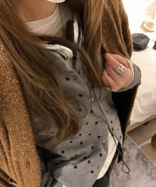 STAY MOTION（ステイモーション）の「【WEB限定】ドット柄ニットカーディガン［韓国ファッション ガーリー レトロ カジュアル］≪新作≫（カーディガン/ボレロ・レディース・グレー/ブラック・F）」の5枚目の写真