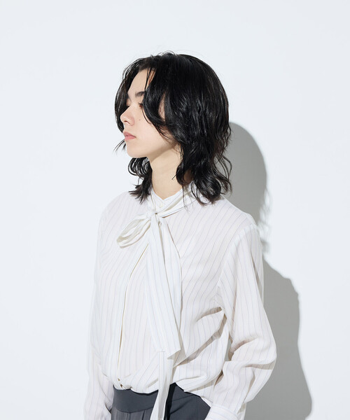 COMME CA(コムサ)の「リヨセルストライプ ボウタイブラウス(シャツ/ブラウス・レディース・ライトグレー/クリーム・9号/11号)」の2枚目の写真