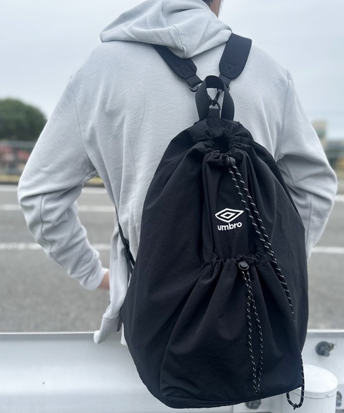 UMBRO(アンブロ)の「UMBRO/アンブロ 別注 ロゴ刺繍 2WAY バックパック&ワンショルダーバッグ ナイロン ドローコード ナップサック 男女兼用(バックパック/リュック・メンズ・ブラック/グレー・FREE)」の1枚目の写真