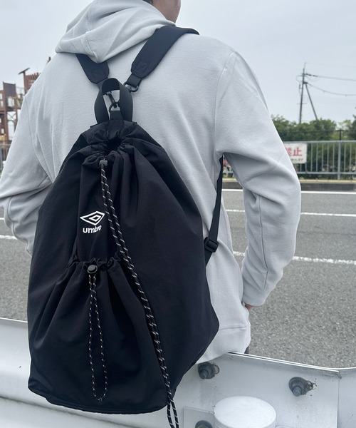 UMBRO(アンブロ)の「UMBRO/アンブロ 別注 ロゴ刺繍 2WAY バックパック&ワンショルダーバッグ ナイロン ドローコード ナップサック 男女兼用(バックパック/リュック・メンズ・ブラック/グレー・FREE)」の15枚目の写真