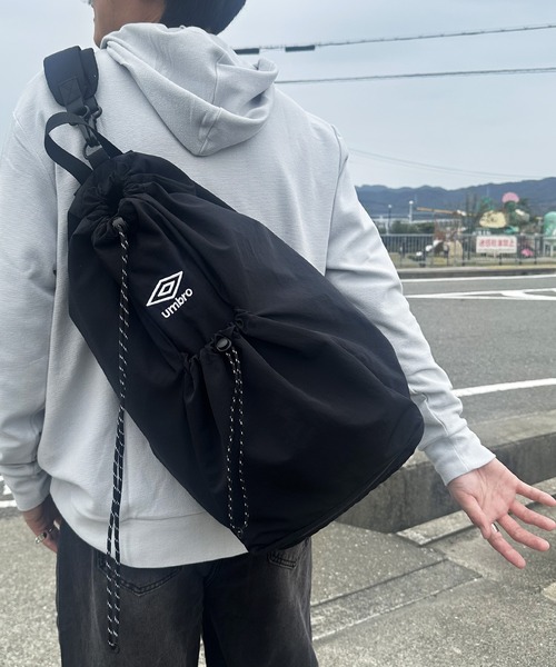 UMBRO(アンブロ)の「UMBRO/アンブロ 別注 ロゴ刺繍 2WAY バックパック&ワンショルダーバッグ ナイロン ドローコード ナップサック 男女兼用(バックパック/リュック・メンズ・ブラック/グレー・FREE)」の17枚目の写真