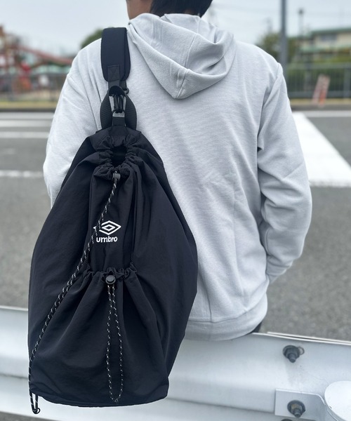 UMBRO(アンブロ)の「UMBRO/アンブロ 別注 ロゴ刺繍 2WAY バックパック&ワンショルダーバッグ ナイロン ドローコード ナップサック 男女兼用(バックパック/リュック・メンズ・ブラック/グレー・FREE)」の16枚目の写真