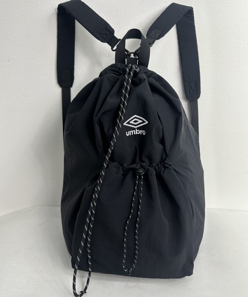UMBRO(アンブロ)の「UMBRO/アンブロ 別注 ロゴ刺繍 2WAY バックパック&ワンショルダーバッグ ナイロン ドローコード ナップサック 男女兼用(バックパック/リュック・メンズ・ブラック/グレー・FREE)」の11枚目の写真