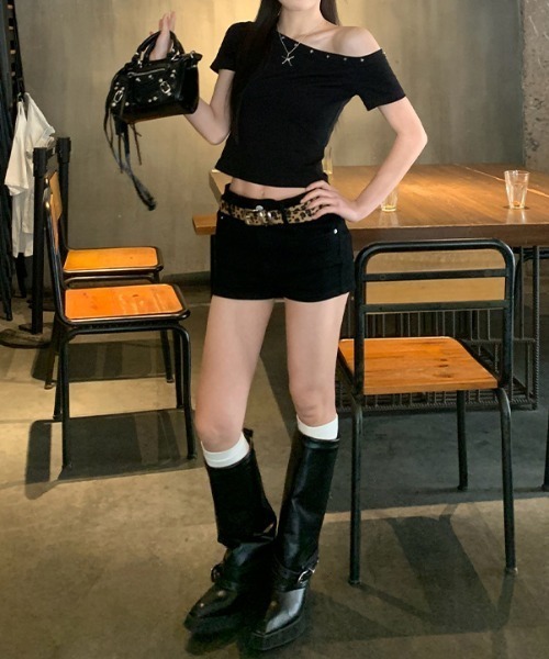 lilful(リルフル)の「【26年春夏新作】スタッズアクセント サイドギャザーワンショルTシャツ(Tシャツ/カットソー・レディース・ブラック・F)」の5枚目の写真