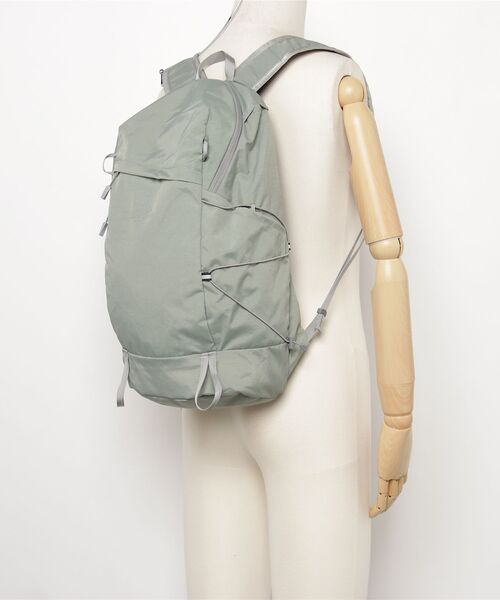 GREGORY（グレゴリー）の「レイブン16 RAVEN 16 シャドウグレー（バックパック/リュック・メンズ・グレー系・ONE SIZE）」の2枚目の写真