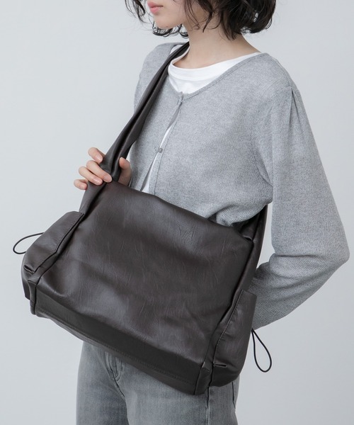 HEILIS(ヘイリス)の「ワンハンドルサイドポケットバッグ / ショルダーバッグ ボディバッグ A4 ペットボトル収納 ワンハンドル 通勤 通学 オフィスカジュアル 韓国 ノームコア シンプル ブラウン ブラック 茶 黒 無地 合皮 フェイクレザー(ハンドバッグ・レディース・ブラック/ブラウン・FREE)」の2枚目の写真