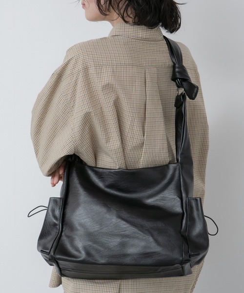 HEILIS(ヘイリス)の「ワンハンドルサイドポケットバッグ / ショルダーバッグ ボディバッグ A4 ペットボトル収納 ワンハンドル 通勤 通学 オフィスカジュアル 韓国 ノームコア シンプル ブラウン ブラック 茶 黒 無地 合皮 フェイクレザー(ハンドバッグ・レディース・ブラック/ブラウン・FREE)」の1枚目の写真