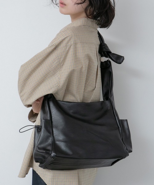 HEILIS(ヘイリス)の「ワンハンドルサイドポケットバッグ / ショルダーバッグ ボディバッグ A4 ペットボトル収納 ワンハンドル 通勤 通学 オフィスカジュアル 韓国 ノームコア シンプル ブラウン ブラック 茶 黒 無地 合皮 フェイクレザー(ハンドバッグ・レディース・ブラック/ブラウン・FREE)」の5枚目の写真