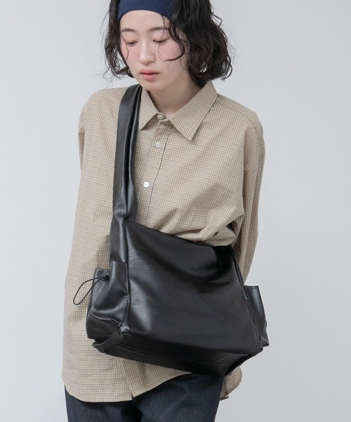 HEILIS(ヘイリス)の「ワンハンドルサイドポケットバッグ / ショルダーバッグ ボディバッグ A4 ペットボトル収納 ワンハンドル 通勤 通学 オフィスカジュアル 韓国 ノームコア シンプル ブラウン ブラック 茶 黒 無地 合皮 フェイクレザー(ハンドバッグ・レディース・ブラック/ブラウン・FREE)」の6枚目の写真