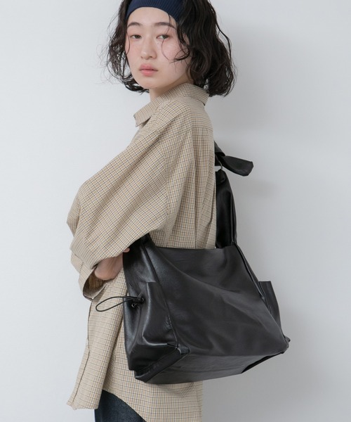 HEILIS(ヘイリス)の「ワンハンドルサイドポケットバッグ / ショルダーバッグ ボディバッグ A4 ペットボトル収納 ワンハンドル 通勤 通学 オフィスカジュアル 韓国 ノームコア シンプル ブラウン ブラック 茶 黒 無地 合皮 フェイクレザー(ハンドバッグ・レディース・ブラック/ブラウン・FREE)」の7枚目の写真