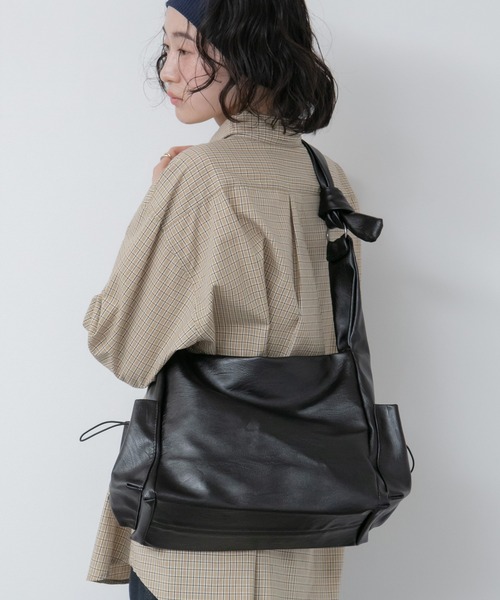 HEILIS(ヘイリス)の「ワンハンドルサイドポケットバッグ / ショルダーバッグ ボディバッグ A4 ペットボトル収納 ワンハンドル 通勤 通学 オフィスカジュアル 韓国 ノームコア シンプル ブラウン ブラック 茶 黒 無地 合皮 フェイクレザー(ハンドバッグ・レディース・ブラック/ブラウン・FREE)」の8枚目の写真