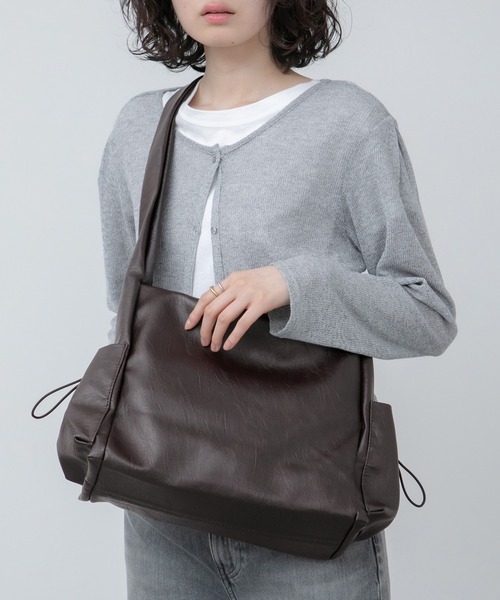 HEILIS(ヘイリス)の「ワンハンドルサイドポケットバッグ / ショルダーバッグ ボディバッグ A4 ペットボトル収納 ワンハンドル 通勤 通学 オフィスカジュアル 韓国 ノームコア シンプル ブラウン ブラック 茶 黒 無地 合皮 フェイクレザー(ハンドバッグ・レディース・ブラック/ブラウン・FREE)」の14枚目の写真