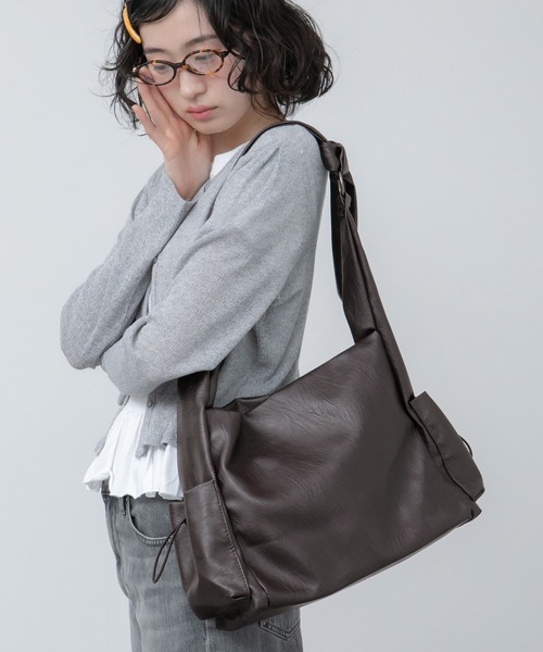 HEILIS(ヘイリス)の「ワンハンドルサイドポケットバッグ / ショルダーバッグ ボディバッグ A4 ペットボトル収納 ワンハンドル 通勤 通学 オフィスカジュアル 韓国 ノームコア シンプル ブラウン ブラック 茶 黒 無地 合皮 フェイクレザー(ハンドバッグ・レディース・ブラック/ブラウン・FREE)」の16枚目の写真