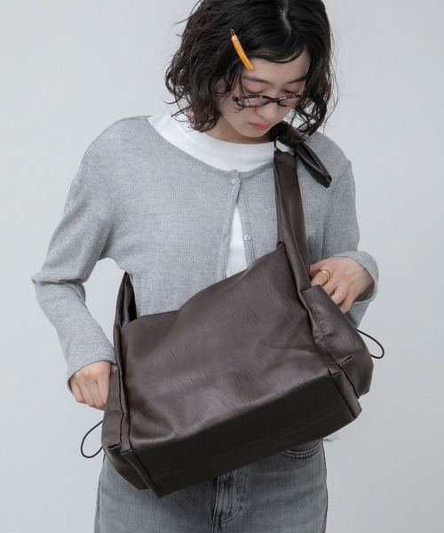 HEILIS(ヘイリス)の「ワンハンドルサイドポケットバッグ / ショルダーバッグ ボディバッグ A4 ペットボトル収納 ワンハンドル 通勤 通学 オフィスカジュアル 韓国 ノームコア シンプル ブラウン ブラック 茶 黒 無地 合皮 フェイクレザー(ハンドバッグ・レディース・ブラック/ブラウン・FREE)」の15枚目の写真