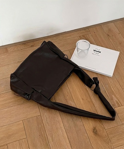 HEILIS(ヘイリス)の「ワンハンドルサイドポケットバッグ / ショルダーバッグ ボディバッグ A4 ペットボトル収納 ワンハンドル 通勤 通学 オフィスカジュアル 韓国 ノームコア シンプル ブラウン ブラック 茶 黒 無地 合皮 フェイクレザー(ハンドバッグ・レディース・ブラック/ブラウン・FREE)」の20枚目の写真