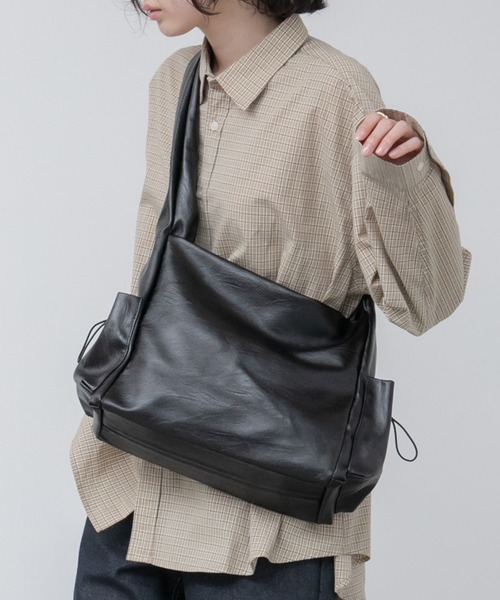 HEILIS(ヘイリス)の「ワンハンドルサイドポケットバッグ / ショルダーバッグ ボディバッグ A4 ペットボトル収納 ワンハンドル 通勤 通学 オフィスカジュアル 韓国 ノームコア シンプル ブラウン ブラック 茶 黒 無地 合皮 フェイクレザー(ハンドバッグ・レディース・ブラック/ブラウン・FREE)」の4枚目の写真