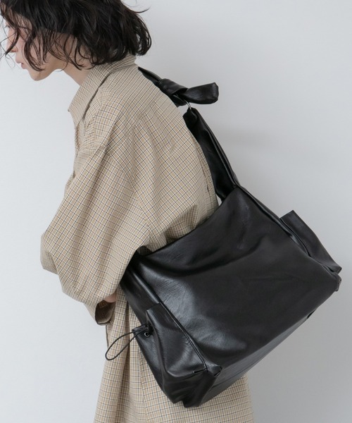 HEILIS(ヘイリス)の「ワンハンドルサイドポケットバッグ / ショルダーバッグ ボディバッグ A4 ペットボトル収納 ワンハンドル 通勤 通学 オフィスカジュアル 韓国 ノームコア シンプル ブラウン ブラック 茶 黒 無地 合皮 フェイクレザー(ハンドバッグ・レディース・ブラック/ブラウン・FREE)」の3枚目の写真