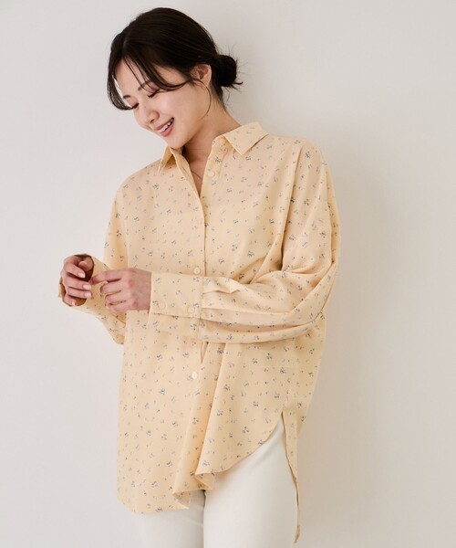 Jayro(ジャイロ)の「小花柄プリントブラウス(シャツ/ブラウス・レディース・ホワイト系その他2/ベージュ系その他・M)」の1枚目の写真