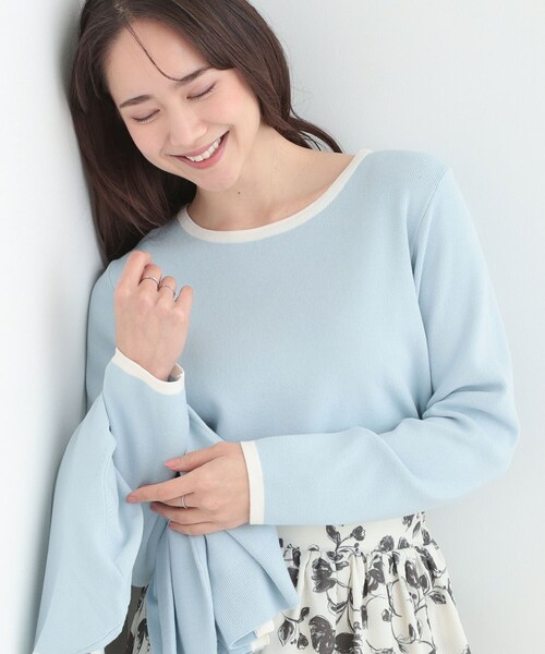 SHOO・LA・RUE（シューラルー）の「【洗濯機可/S-LL/アンサンブル可】すっきりと好印象 配色クルーネックニット（ニット/セーター・レディース・ライトグレー系4/ライトイエロー系5/ブルー系9/ネイビー系4・02/03/04/01）」の3枚目の写真