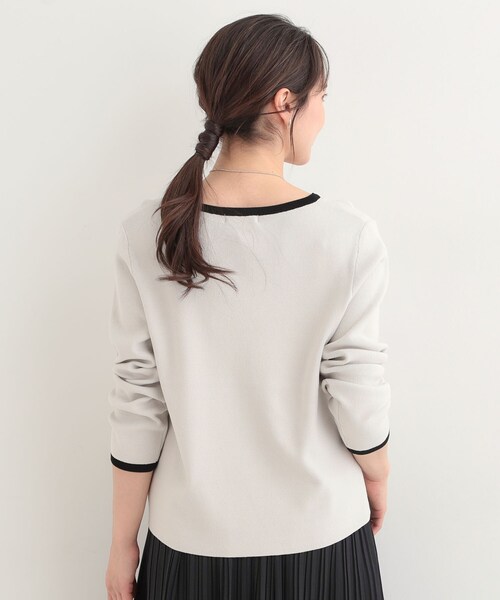 SHOO・LA・RUE（シューラルー）の「【洗濯機可/S-LL/アンサンブル可】すっきりと好印象 配色クルーネックニット（ニット/セーター・レディース・ライトグレー系4/ライトイエロー系5/ブルー系9/ネイビー系4・02/03/04/01）」の7枚目の写真