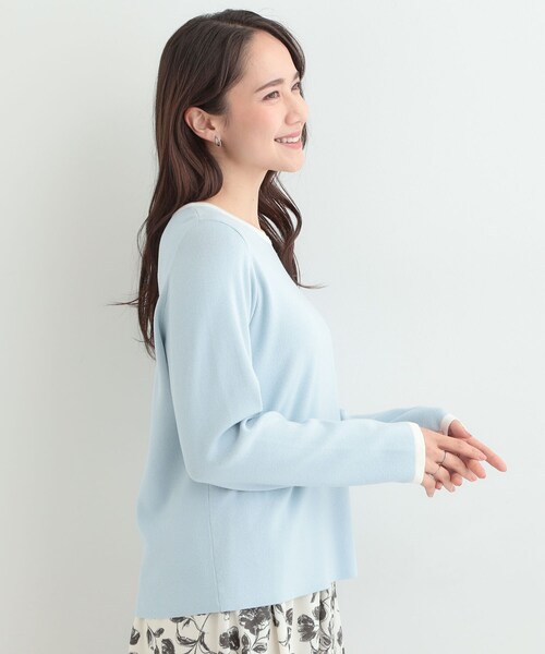 SHOO・LA・RUE（シューラルー）の「【洗濯機可/S-LL/アンサンブル可】すっきりと好印象 配色クルーネックニット（ニット/セーター・レディース・ライトグレー系4/ライトイエロー系5/ブルー系9/ネイビー系4・02/03/04/01）」の15枚目の写真