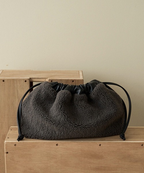 anuke（アンヌーク）の「Reversible Boa Bag（ハンドバッグ・レディース・アイボリー/チャコールグレー・FREE）」の2枚目の写真