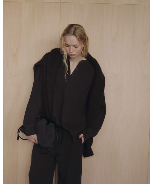 anuke（アンヌーク）の「Reversible Boa Bag（ハンドバッグ・レディース・アイボリー/チャコールグレー・FREE）」の5枚目の写真