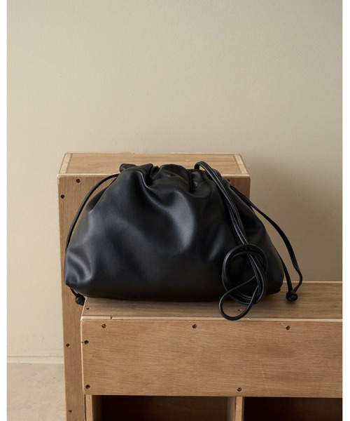 anuke（アンヌーク）の「Reversible Boa Bag（ハンドバッグ・レディース・アイボリー/チャコールグレー・FREE）」の8枚目の写真