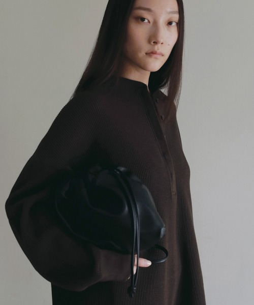 anuke（アンヌーク）の「Reversible Boa Bag（ハンドバッグ・レディース・アイボリー/チャコールグレー・FREE）」の14枚目の写真