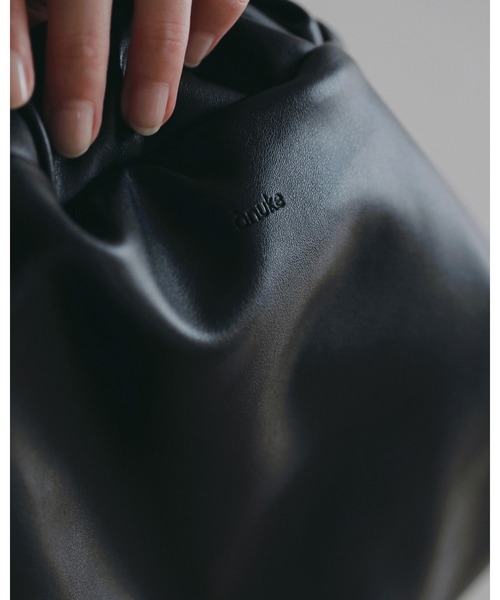 anuke（アンヌーク）の「Reversible Boa Bag（ハンドバッグ・レディース・アイボリー/チャコールグレー・FREE）」の15枚目の写真