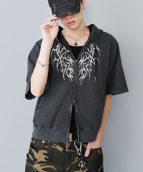 SPINNS（スピンズ）の「短丈半袖ダブルジップパーカー/トライバル刺繍/スノーウォッシュ加工（パーカー・メンズ・ブラック/ブラック系その他/ブラウン系その他/グリーン系その他・ONESIZE）」の2枚目の写真