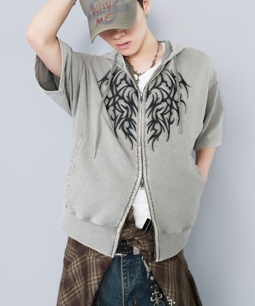 SPINNS（スピンズ）の「短丈半袖ダブルジップパーカー/トライバル刺繍/スノーウォッシュ加工（パーカー・メンズ・ブラック/ブラック系その他/ブラウン系その他/グリーン系その他・ONESIZE）」の4枚目の写真