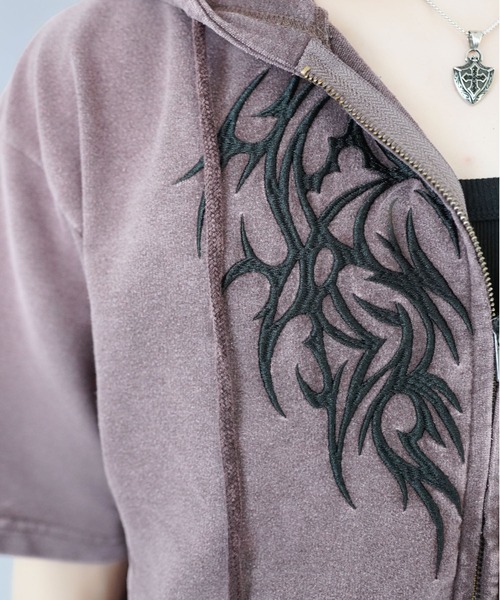 SPINNS（スピンズ）の「短丈半袖ダブルジップパーカー/トライバル刺繍/スノーウォッシュ加工（パーカー・メンズ・ブラック/ブラック系その他/ブラウン系その他/グリーン系その他・ONESIZE）」の14枚目の写真