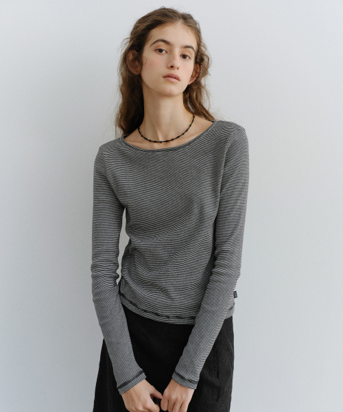 URAGO(ユラーゴ)の「Stripe boatneck t-shirt(Tシャツ/カットソー・レディース・チャコールグレー/ブラック/ブルー・FREE)」の4枚目の写真