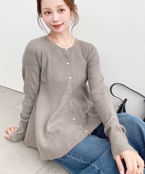 moment+（モーメントプラス）の「前開きペプラムニット(自宅で洗えるウォッシャブル素材)（ニット/セーター・レディース・グレイッシュベージュ/チャコールグレー/アイボリー/ブラック・M/L）」の18枚目の写真