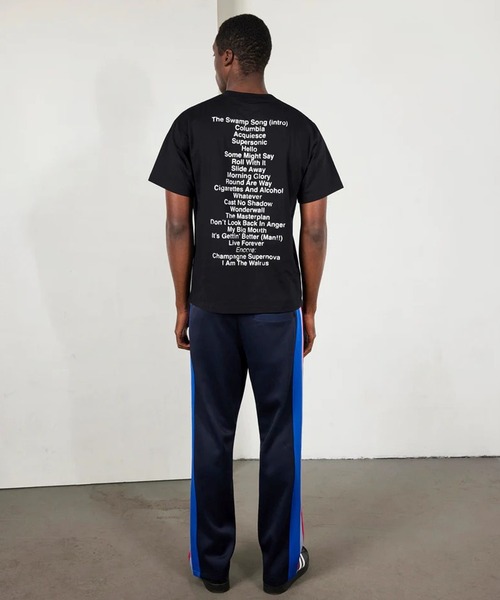 PLEASURES(プレジャー)の「PLEASURES/プレジャーズ ALL ACCESS T-SHIRT oasis クルーネック プリントTシャツ バンドTシャツ 2026年春夏(Tシャツ/カットソー・メンズ・ブラック・M/L/XL)」の6枚目の写真