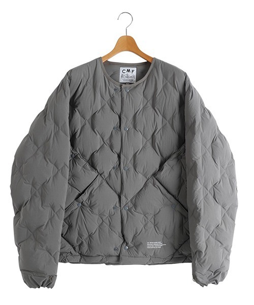 CMF OUTDOOR GARMENT（シーエムエフアウトドアガーメント）の「CMF OUTDOOR GARMENT / シーエムエフ アウトドア ガーメント：CMF WOVEN DOWN CREW：CMF2502-J05C[AST]（ダウンジャケット/コート・メンズ・ブラック/グレー・L）」の2枚目の写真