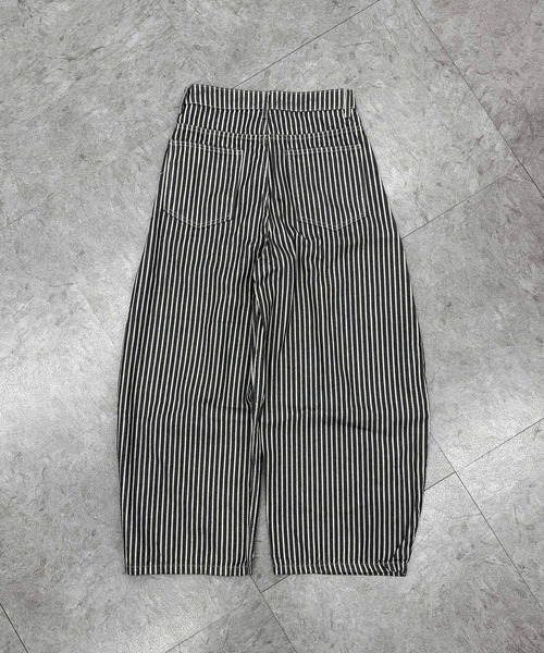 ATMARK(アットマーク)の「《3サイズ展開 / UNISEX 》ZOZO限定 ストライプデニム カーブパンツ バレルレッグ(デニムパンツ・メンズ・ブラック・XL/L/M)」の5枚目の写真