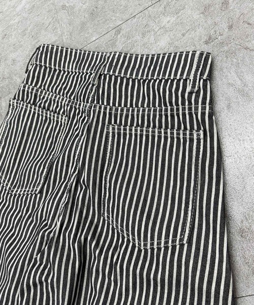 ATMARK(アットマーク)の「《3サイズ展開 / UNISEX 》ZOZO限定 ストライプデニム カーブパンツ バレルレッグ(デニムパンツ・メンズ・ブラック・XL/L/M)」の7枚目の写真
