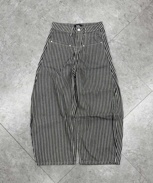 ATMARK(アットマーク)の「《3サイズ展開 / UNISEX 》ZOZO限定 ストライプデニム カーブパンツ バレルレッグ(デニムパンツ・メンズ・ブラック・XL/L/M)」の8枚目の写真