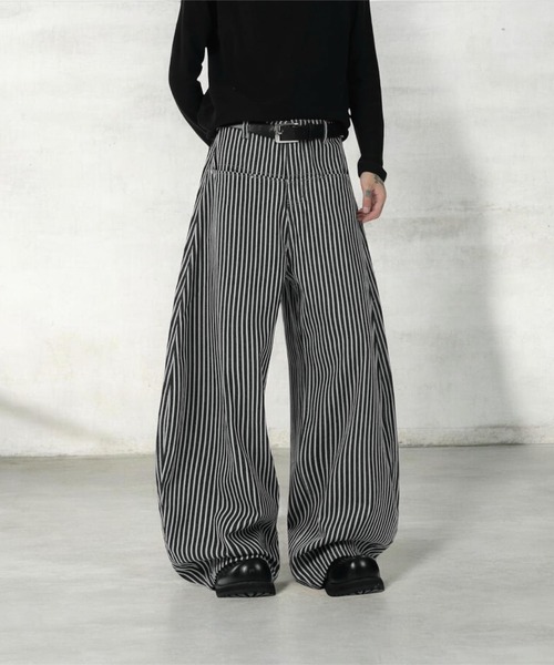 ATMARK(アットマーク)の「《3サイズ展開 / UNISEX 》ZOZO限定 ストライプデニム カーブパンツ バレルレッグ(デニムパンツ・メンズ・ブラック・XL/L/M)」の2枚目の写真