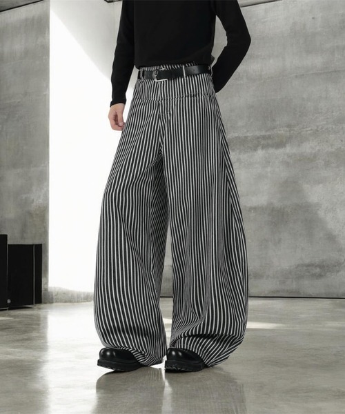 ATMARK(アットマーク)の「《3サイズ展開 / UNISEX 》ZOZO限定 ストライプデニム カーブパンツ バレルレッグ(デニムパンツ・メンズ・ブラック・XL/L/M)」の3枚目の写真