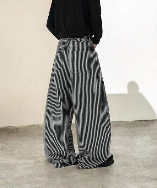 ATMARK(アットマーク)の「《3サイズ展開 / UNISEX 》ZOZO限定 ストライプデニム カーブパンツ バレルレッグ(デニムパンツ・メンズ・ブラック・XL/L/M)」の4枚目の写真