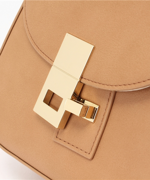 one after another NICE CLAUP(ワンアフターアナザーナイスクラップ)の「【non-no4月号掲載 ナイスクラップ】かぶせ付丸形ショルダー(ショルダーバッグ・レディース・キャメル/サックスブルー/ブラック・FREE)」の9枚目の写真