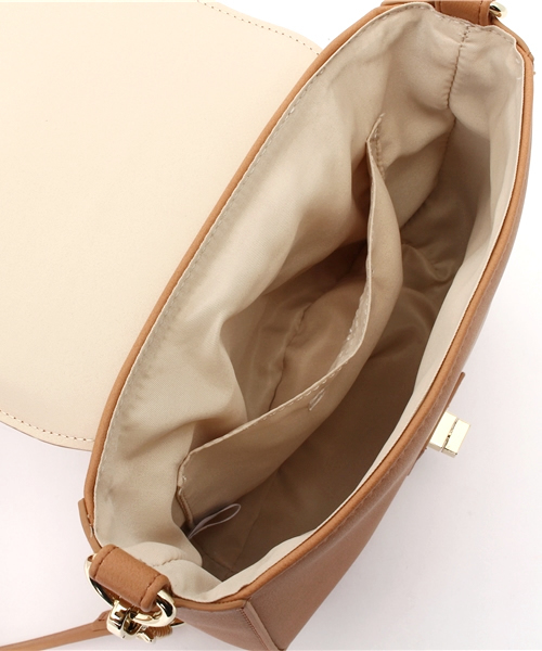 one after another NICE CLAUP(ワンアフターアナザーナイスクラップ)の「【non-no4月号掲載 ナイスクラップ】かぶせ付丸形ショルダー(ショルダーバッグ・レディース・キャメル/サックスブルー/ブラック・FREE)」の11枚目の写真