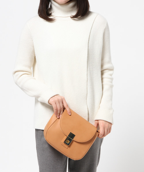 one after another NICE CLAUP(ワンアフターアナザーナイスクラップ)の「【non-no4月号掲載 ナイスクラップ】かぶせ付丸形ショルダー(ショルダーバッグ・レディース・キャメル/サックスブルー/ブラック・FREE)」の4枚目の写真